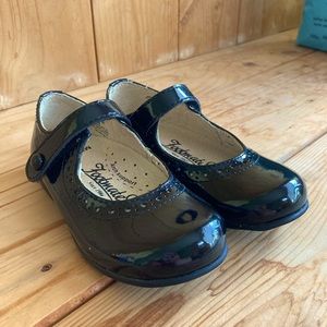Footmates Emma Mary Janes size 8 toddler shoes. Patent Leather Never worn.